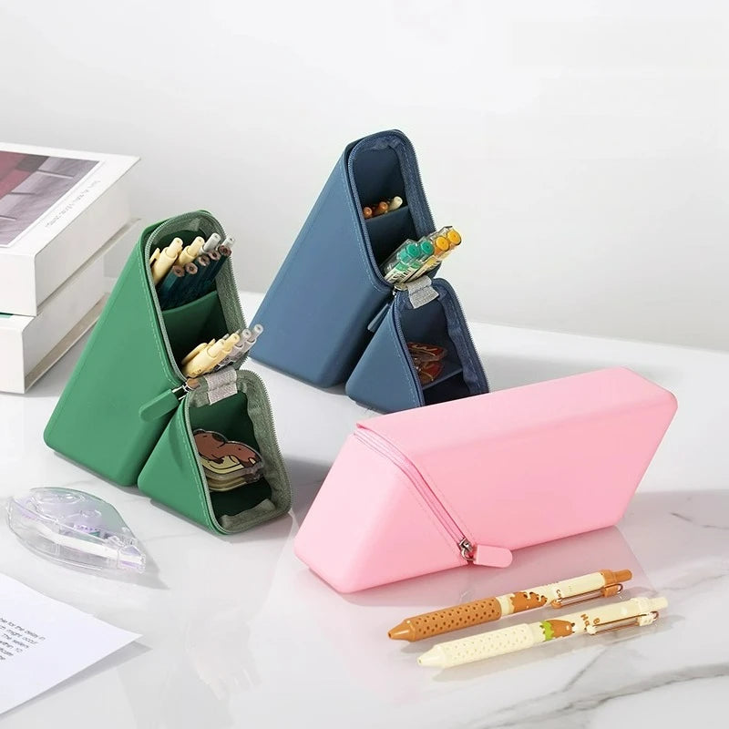 Trousse à crayons en silicone, rangement multi-compartiments et format triangulaire autoportant.