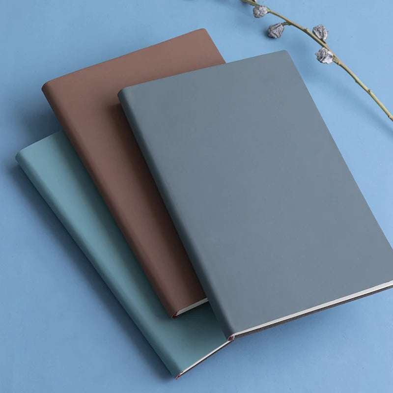 Carnet A5 en cuir souple, couverture imperméable et toucher agréable.