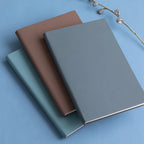 Carnet A5 en cuir souple, couverture imperméable et toucher agréable.