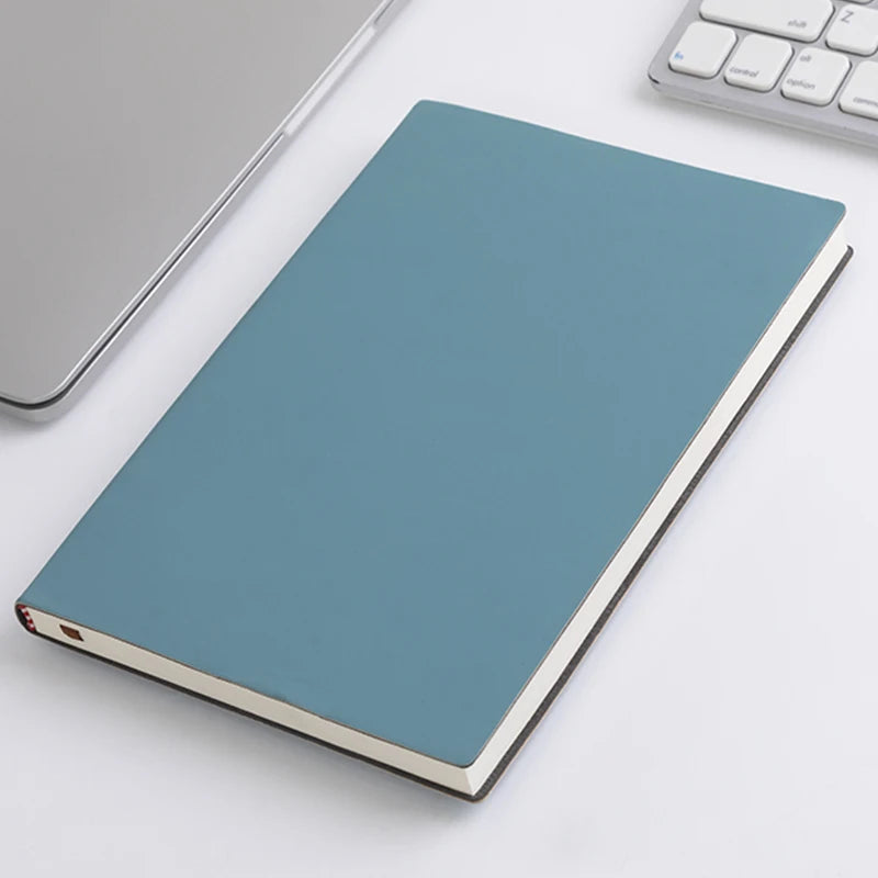Carnet A5 en cuir souple, couverture imperméable et toucher agréable.