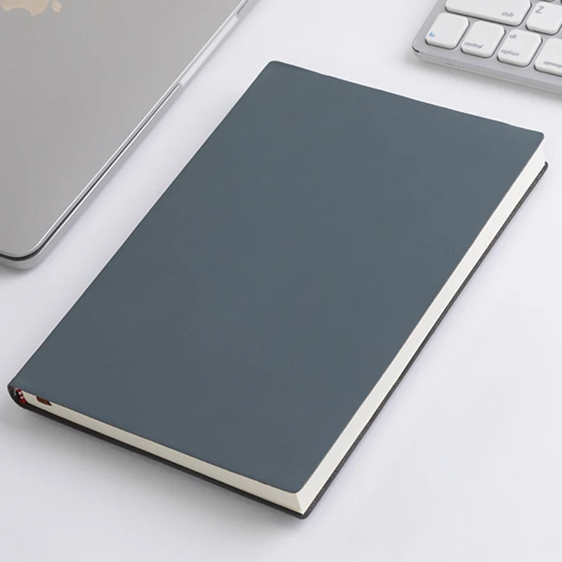Carnet A5 en cuir souple, couverture imperméable et toucher agréable.