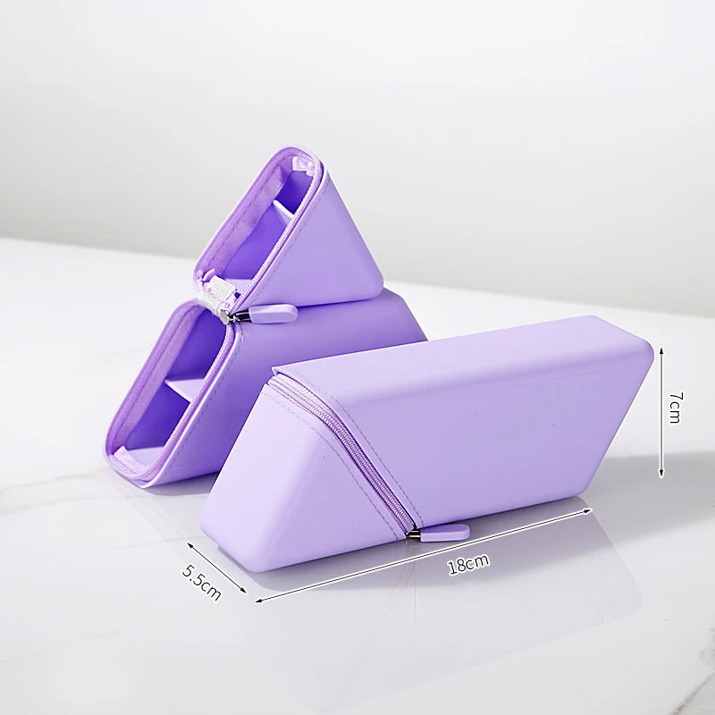 Trousse à crayons en silicone, rangement multi-compartiments et format triangulaire autoportant.