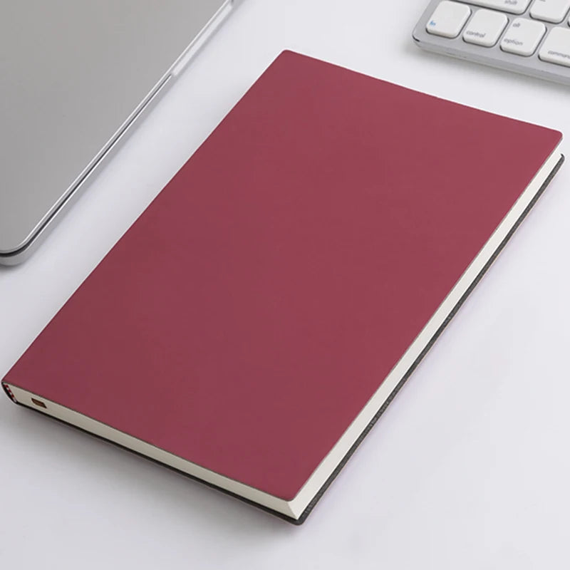 Carnet A5 en cuir souple, couverture imperméable et toucher agréable.