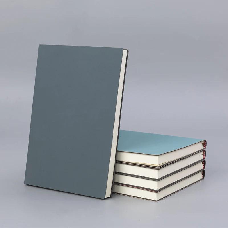 Carnet A5 en cuir souple, couverture imperméable et toucher agréable.
