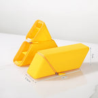 Trousse à crayons en silicone, rangement multi-compartiments et format triangulaire autoportant.