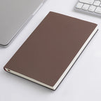 Carnet A5 en cuir souple, couverture imperméable et toucher agréable.