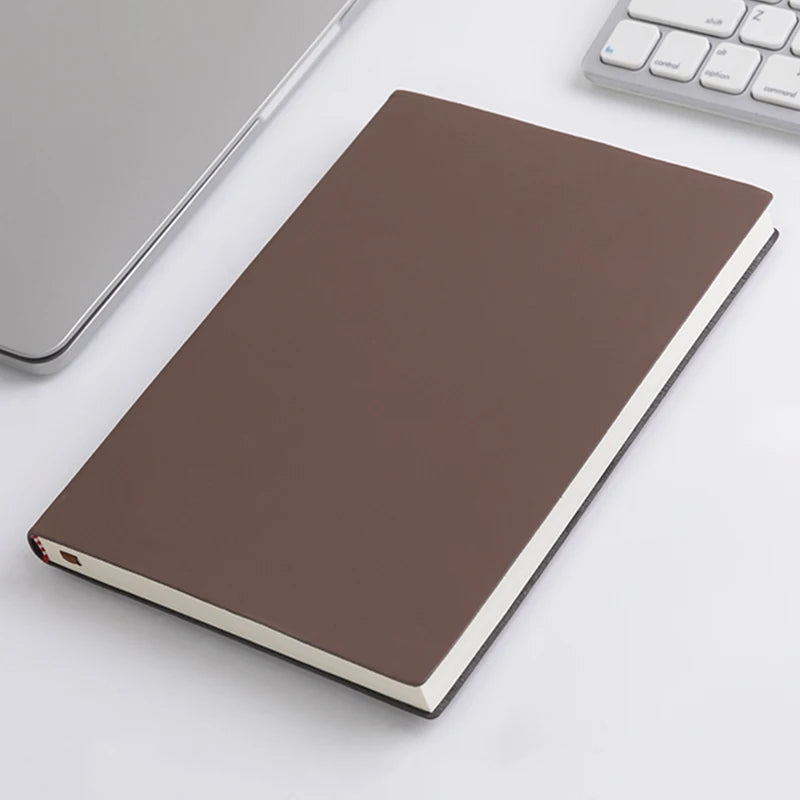 Carnet A5 en cuir souple, couverture imperméable et toucher agréable.