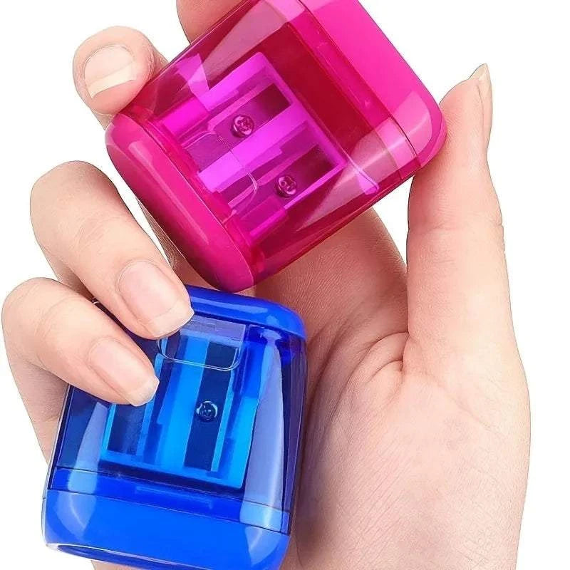 Lot de 4 taille-crayons manuels en plastique transparent et coloré.