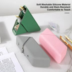 Trousse à crayons en silicone, rangement multi-compartiments et format triangulaire autoportant.